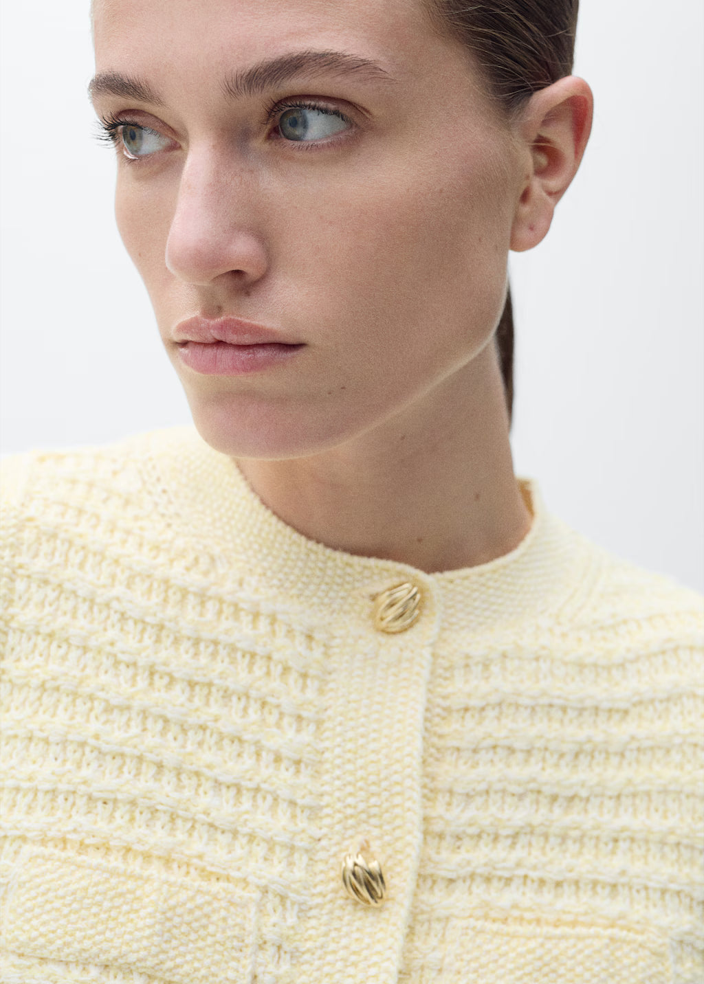 Knitted cardigan with jewel button