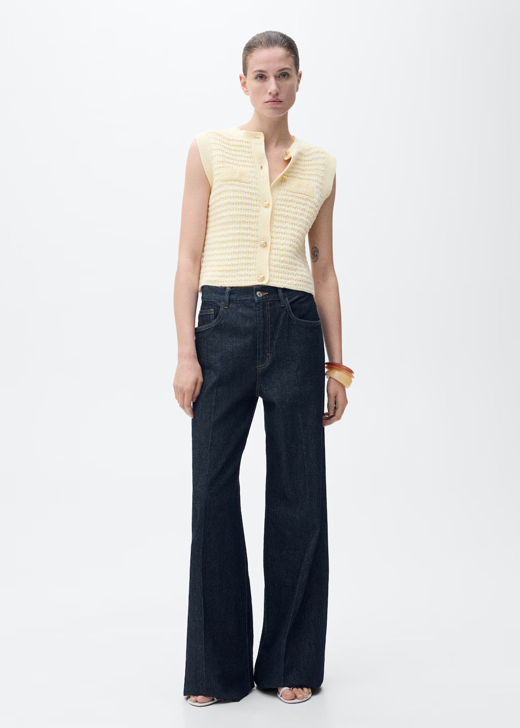 Knitted cardigan with jewel button